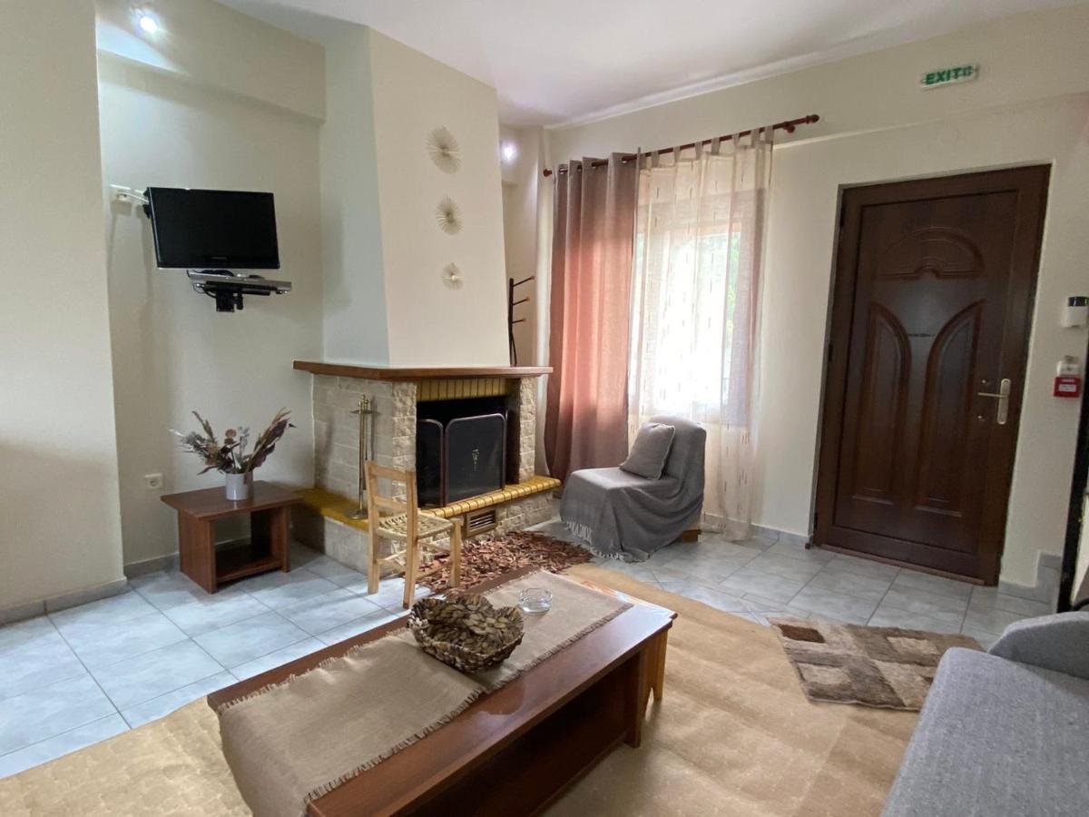 Artemis Mezonetes Apartment Kalavryta Bagian luar foto